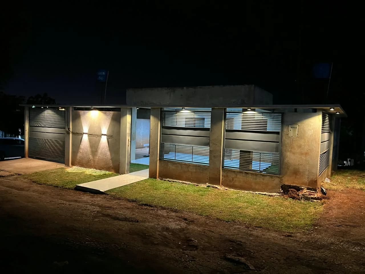 Vivienda terminada con su iluminación exterior encendida de noche