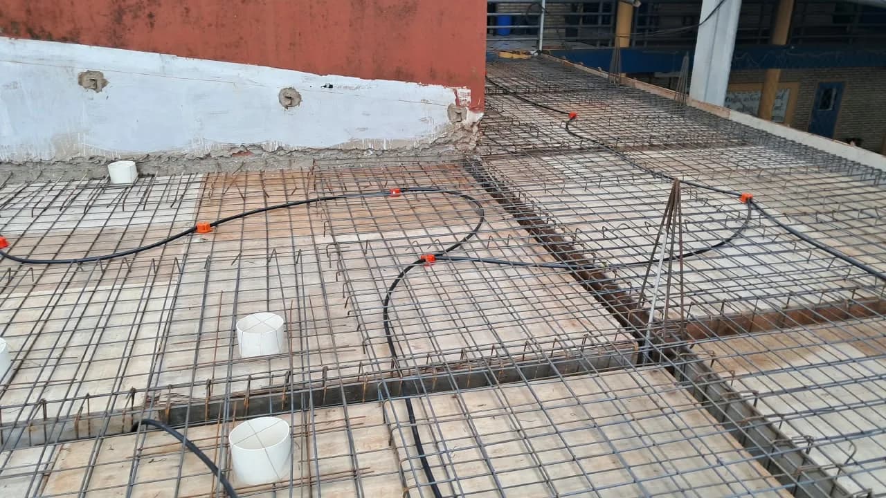 Instalación eléctrica embutida en losa durante la obra