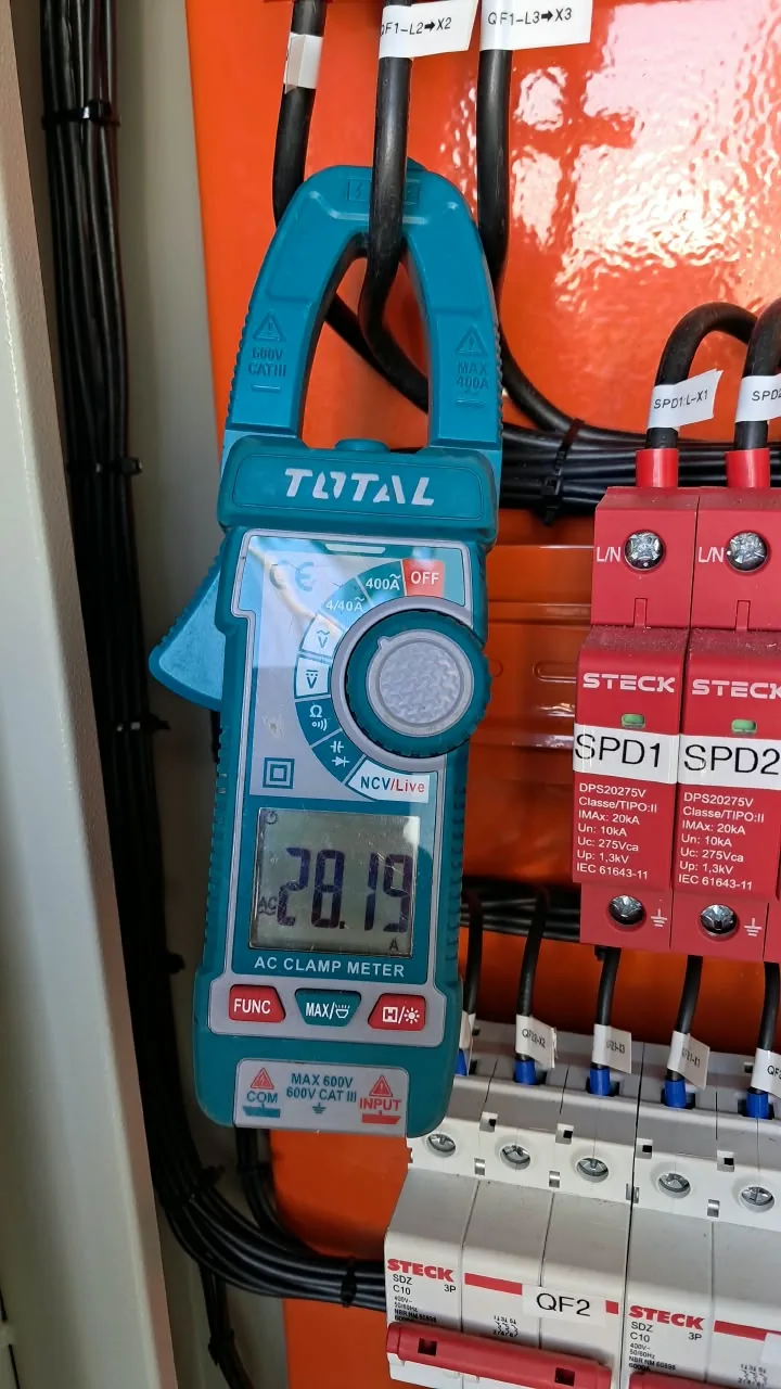 Medición de corriente con pinza amperométrica en tablero