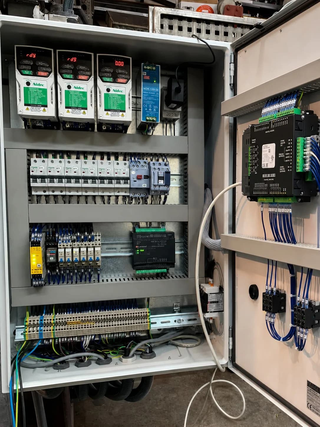 Tablero de comando con variadores, PLC y borneras, ejecutado por InstaElectric