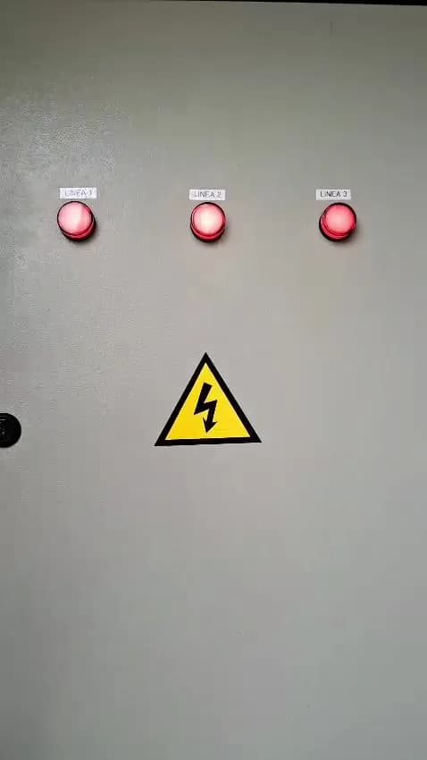 Frente de tablero con señalización de líneas y riesgo eléctrico